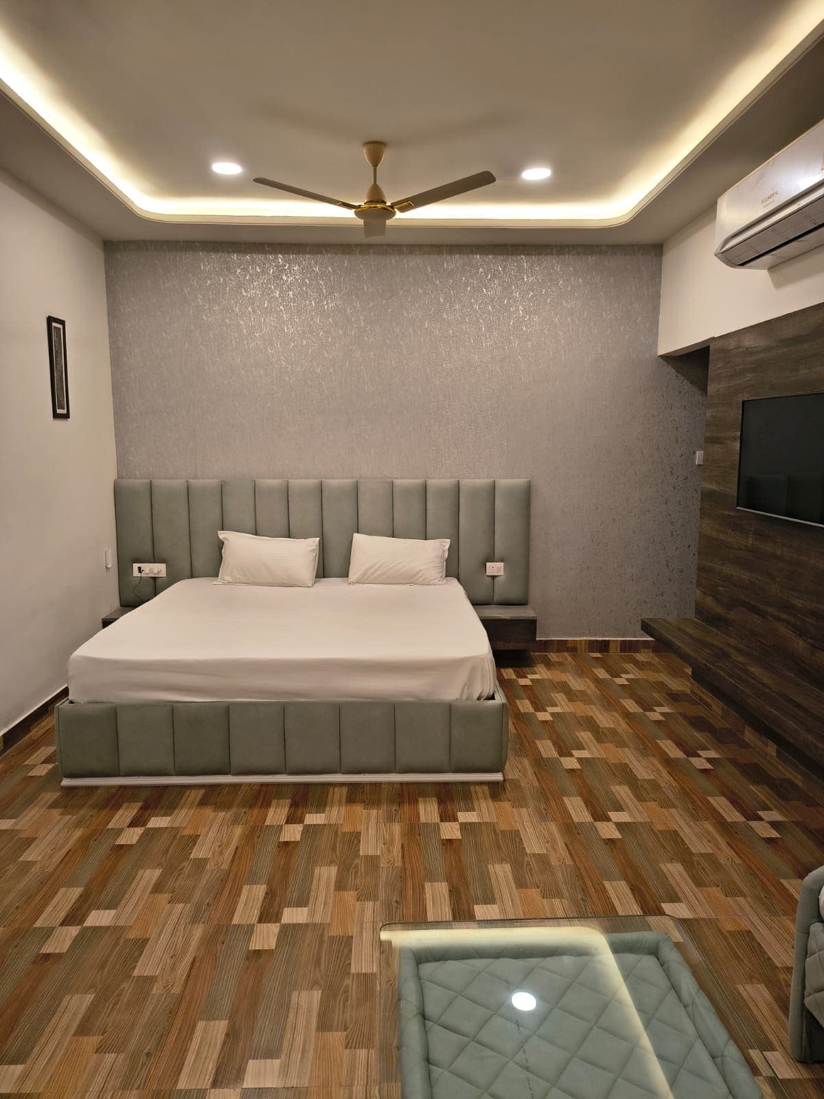 Guest room with a king bed